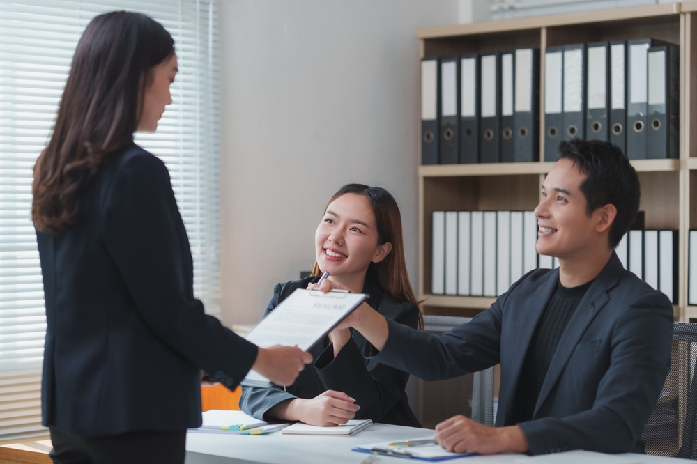 マネジメントスキル向上について話す社員と管理職