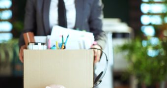 従業員が離職する主な原因とは？企業への影響や防ぎ方も解説