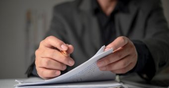 経営者は現場に出ない方がいい？任せるための体制づくりを解説